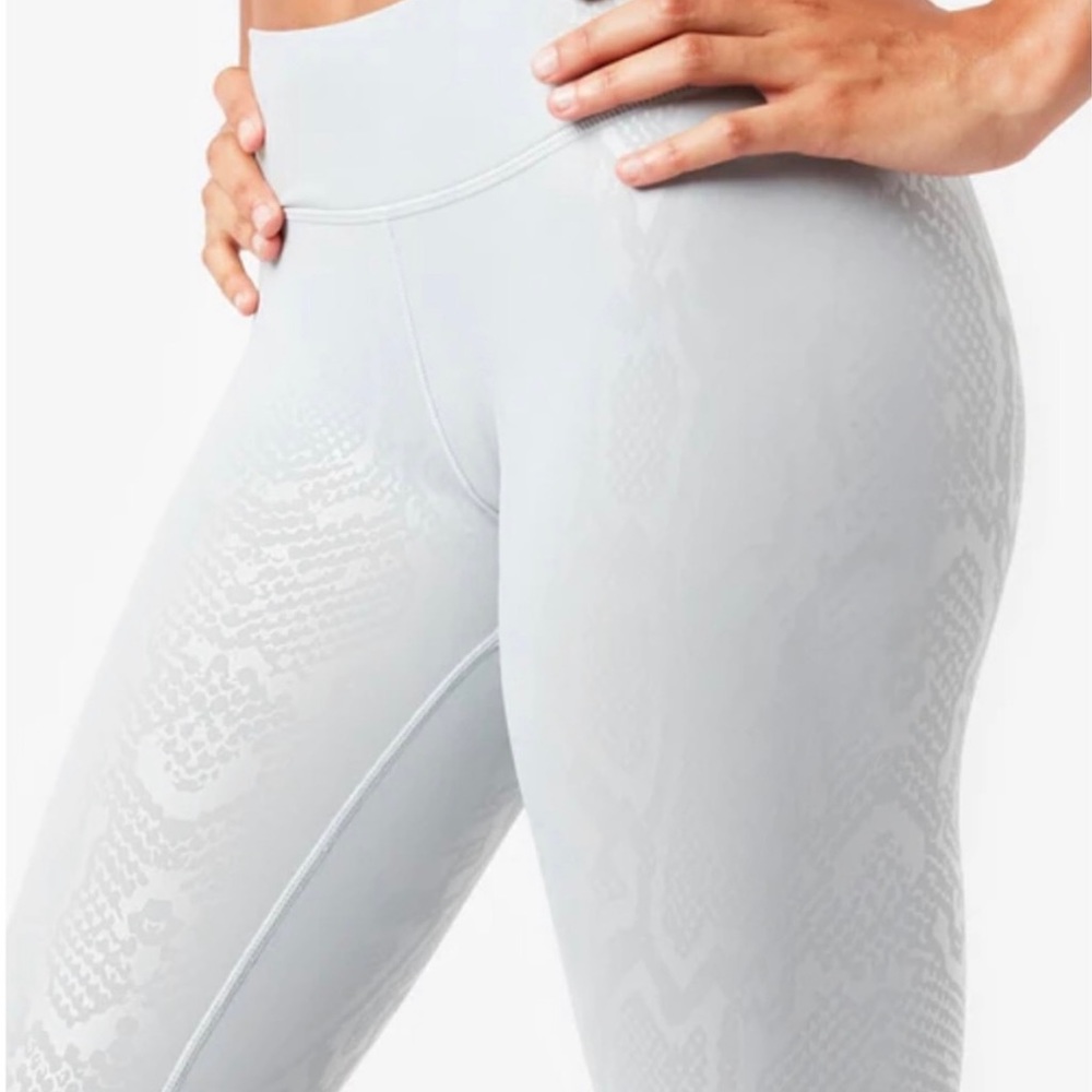 TEREZ Dove Gray Snakeskin Foil UpLift
High Compression Leggings NEW Size Large